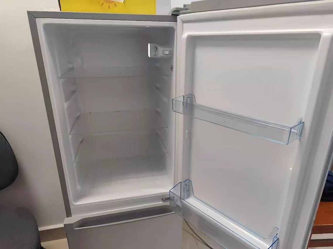 冰箱本来买来在单位用的，最后单位有食堂，就一直放在单位闲置。这两天，单位搬家，准备卖了，没地方放。放在出租屋用特别合适。因为几乎就是全新，干净，也没放过乱七八糟